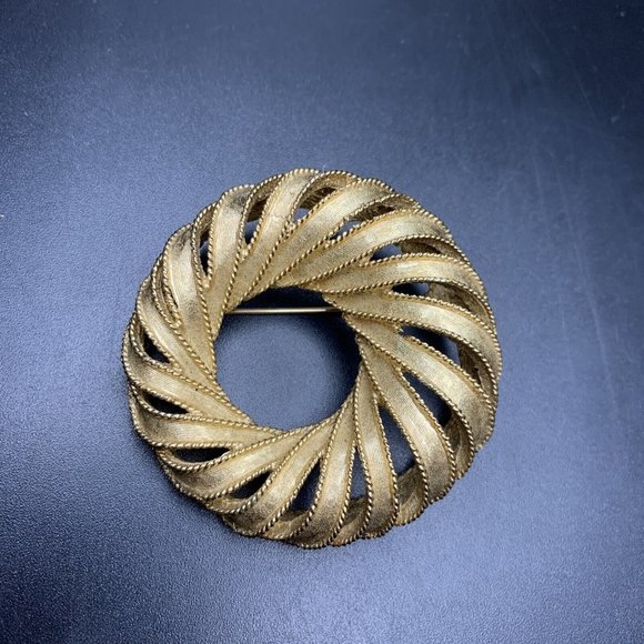 Boucher Round Brooch Pin Gold Tone Textured 3D Look Classic Signed Vintage - Picture 6 of 6